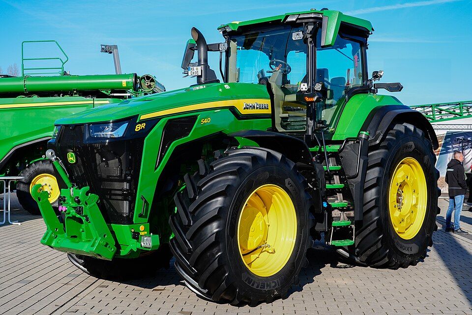 John Deere’s Latest 8R Updates Focus on the Driver, Not the Drivetrain