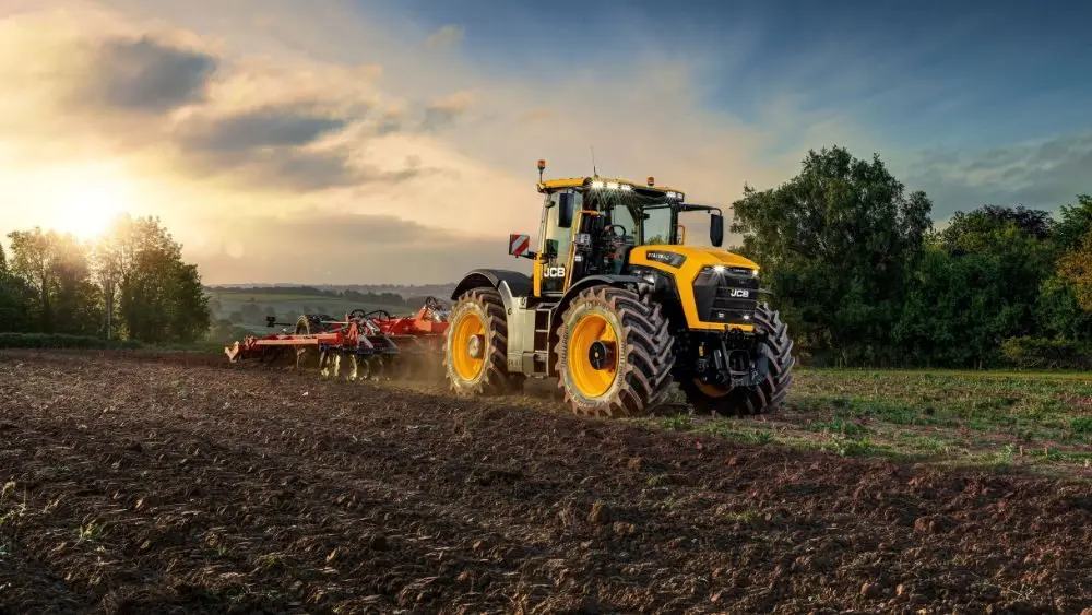 What Makes JCB’s New 335-HP Fastrac Different From American Tractors?